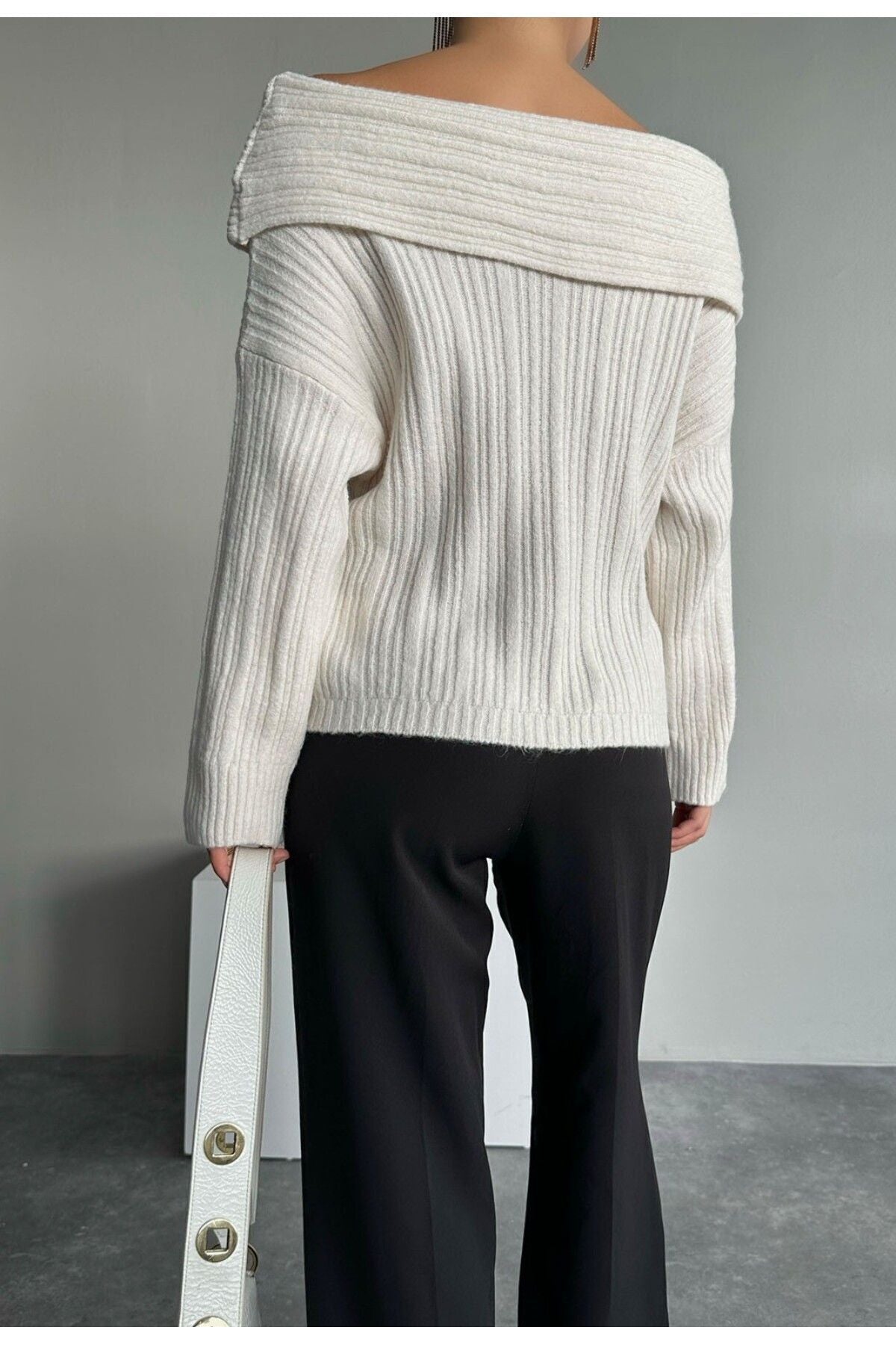 Kadın Omuz Açık Katlamalı Madonna Yaka Kazak