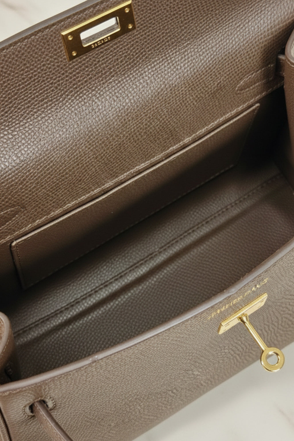 Kilitlemeli Kapaklı Kahverengi Deri El Çantası