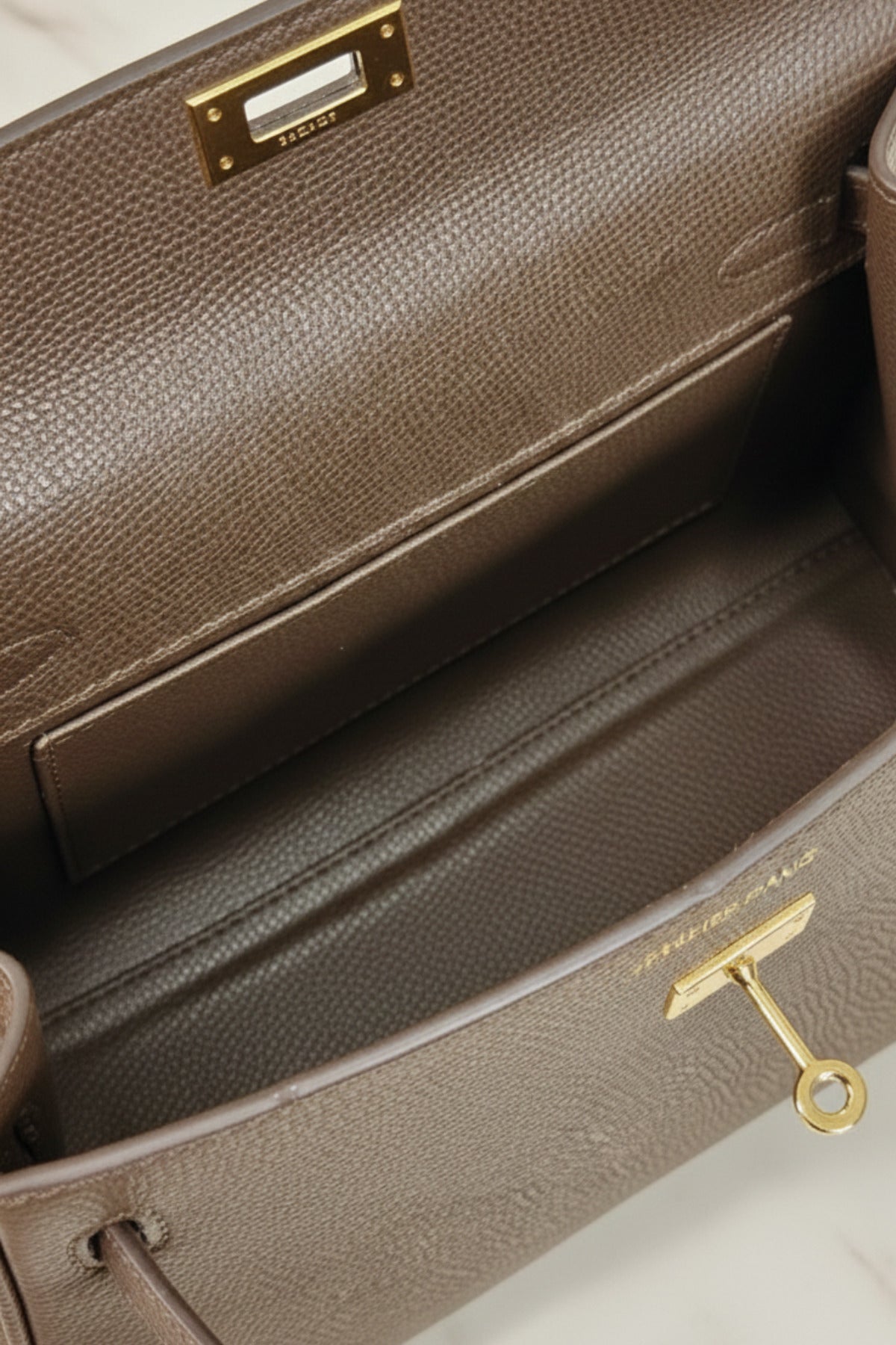 Kilitlemeli Kapaklı Kahverengi Deri El Çantası