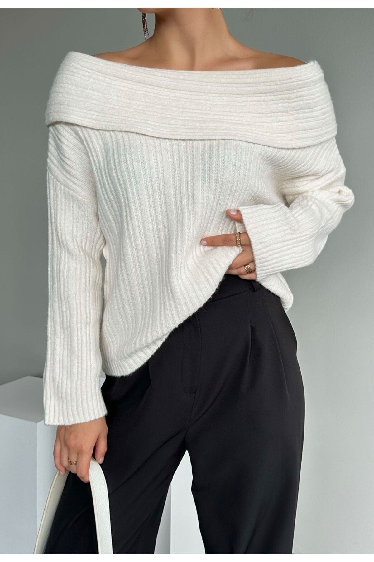 Kadın Omuz Açık Katlamalı Madonna Yaka Kazak