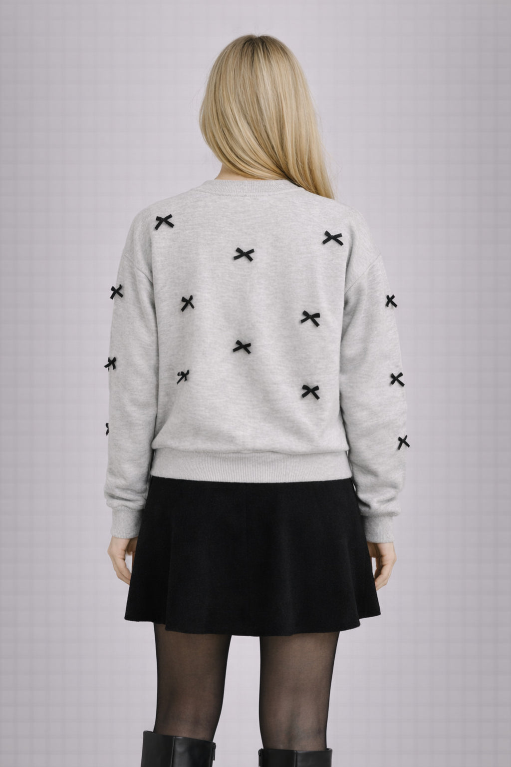 Kadın Beyaz Fiyonk Detaylı Oversize Sweatshirt Şık ve Rahat Günlük Model