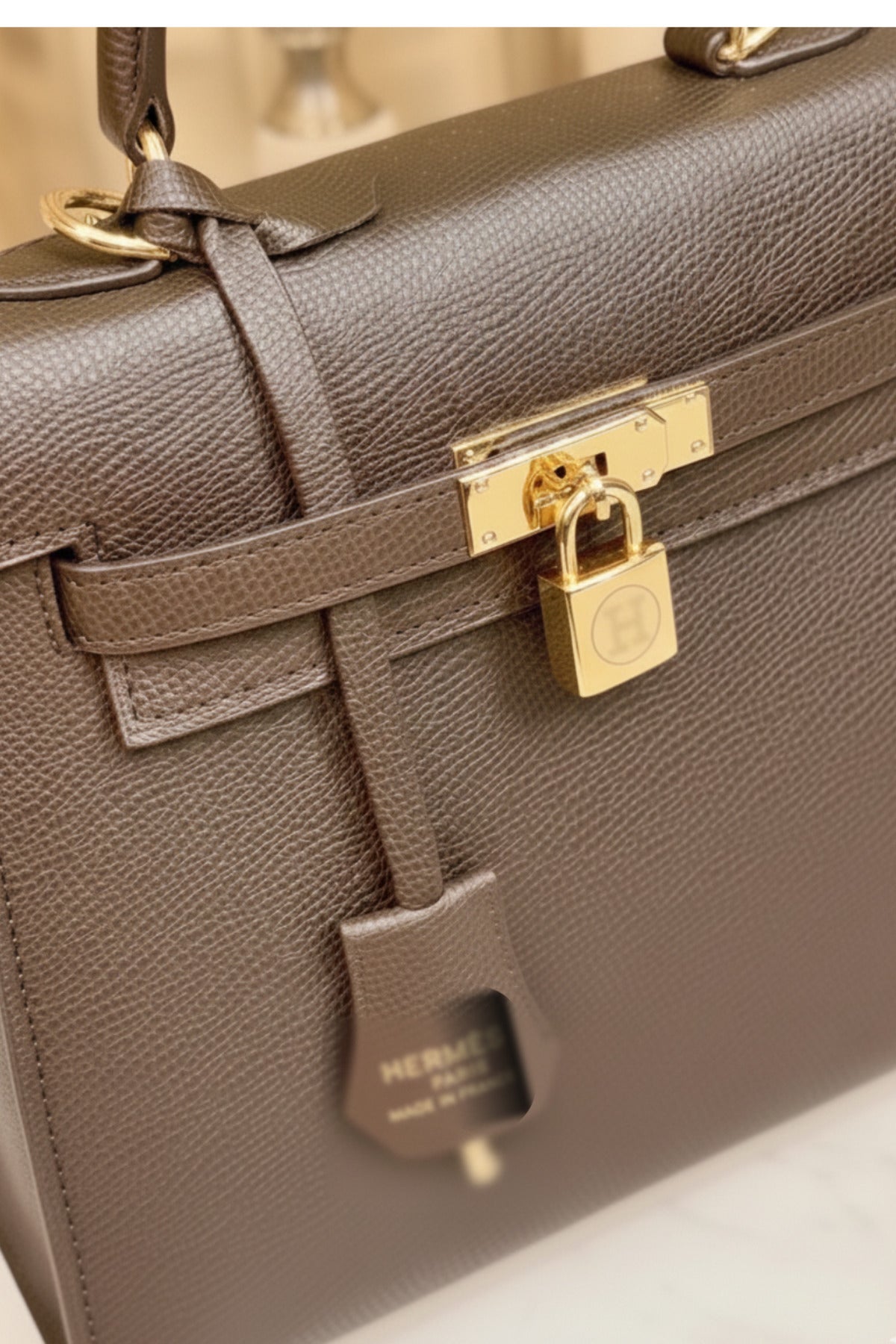 Kilitlemeli Kapaklı Kahverengi Deri El Çantası